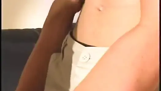 Genç adam sikişiyor ve ateşli orta yaşlı seksi kadın tarafından sakso çekiyor