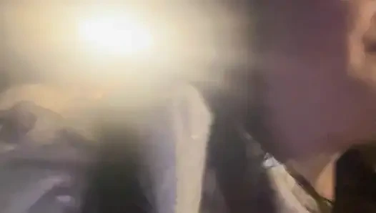 Care Aide kommt im öffentlichen badezimmer in der pause