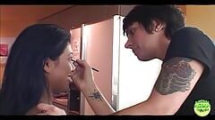Sacanagem Audrey instrui um cara sobre como destruir uma boceta asiática gostosa