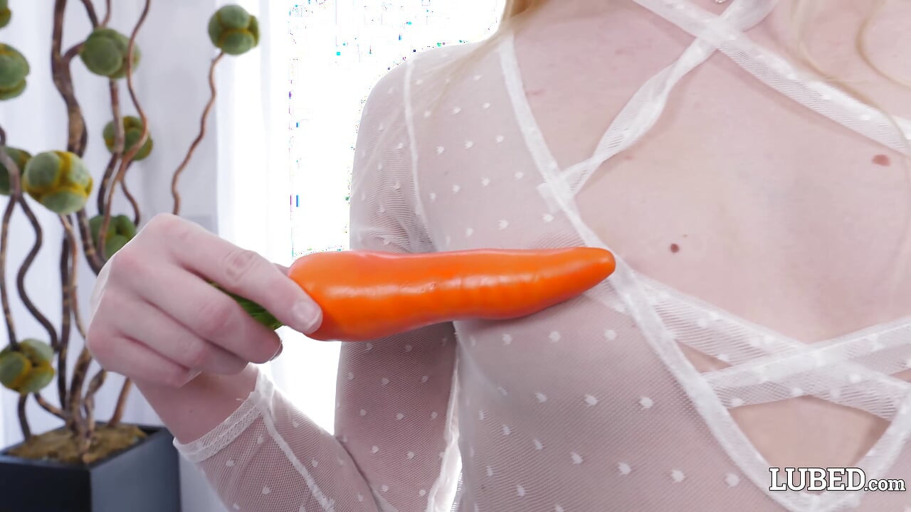 당근과 자지에 기름을 바친 음란한 부활절 토끼