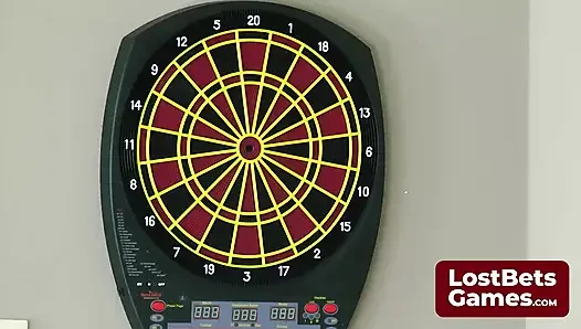 Bu striptiz Dart oyunu beklenmedik zevkler bir gece vaat ediyor