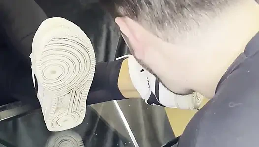 Поклонение грязной белой кроссовке - Valeria Night (передний вид)