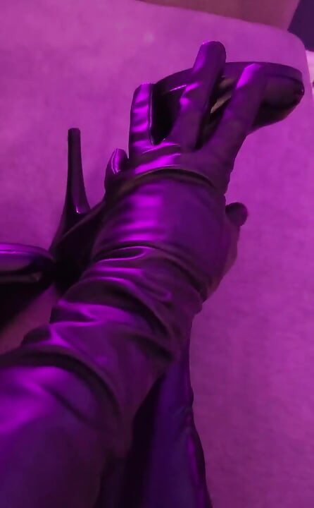 私を見るのに夢中なの?ビッチでしょ?私の濡れたストッキングとオペラ手袋に触りたいの?