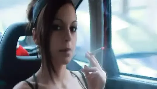 女士在车窗上抽烟