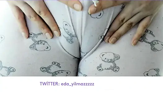 CAMELTOE - GESCHWOLLENE MUSCHI IM SCHLAFANZUG