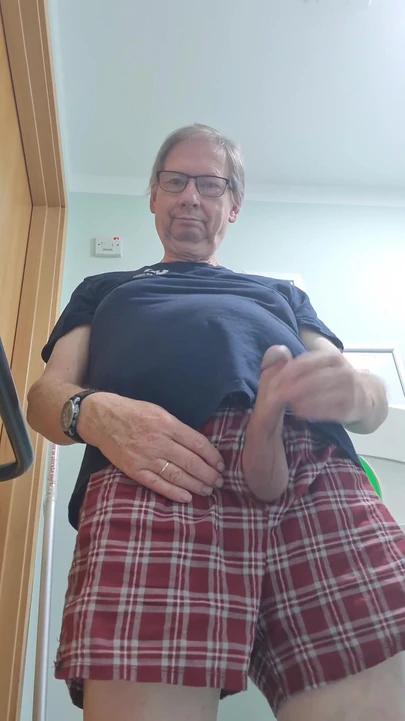 משחק בזין ושתי גמירות