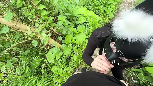 Ich habe einen fremden beim masturbieren erwischt und ihm einen leckeren Blowjob im Park gegeben.