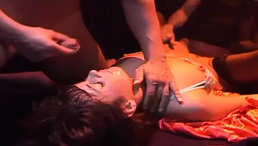 Yakalı esmer hatun zonklayan oyuncak ve yarakla genişliyor