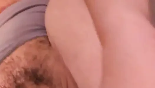 Cewek sange dengan memek berbulu lagi asik muasin memeknya sendirian - pov