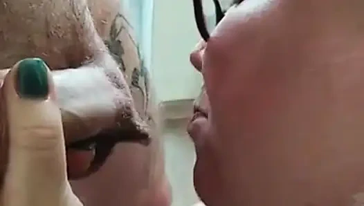 Pelacur berkaca mata disetubuhi di mulut dan mengisinya dengan sperma