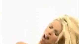Stunning Blonde gets a screaming Orgasm in Public