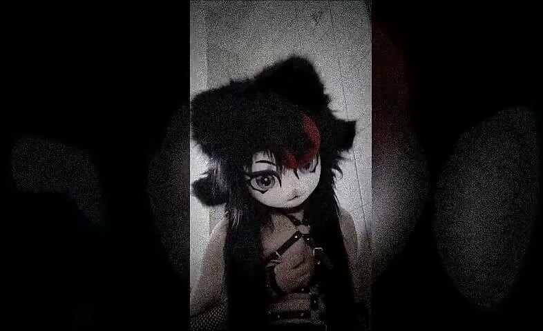 Un monstre dans ma salle de bain - Nyra kigurumi poilue aime un gode fantastique