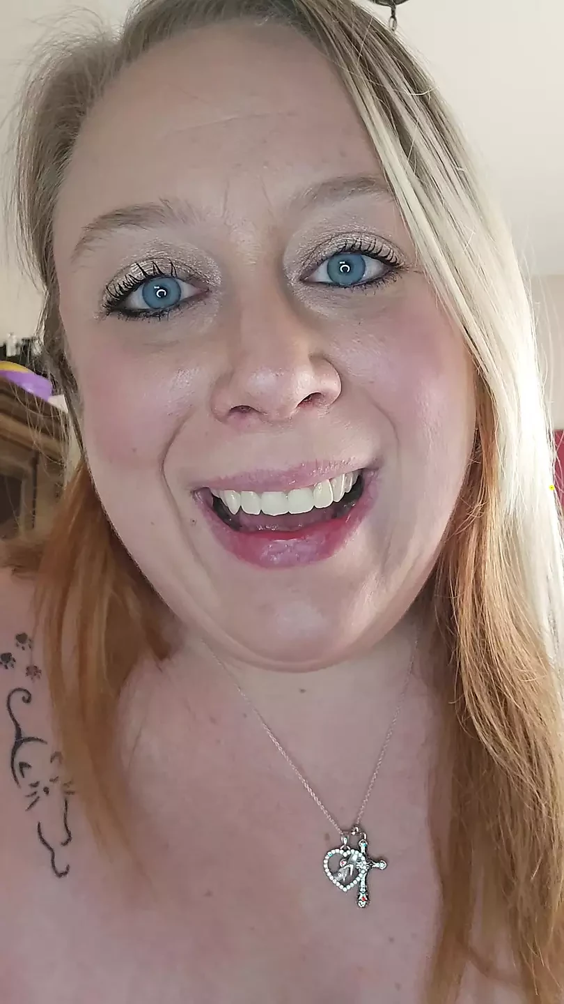 Squirting wet pussy cums 3x on kitchen table