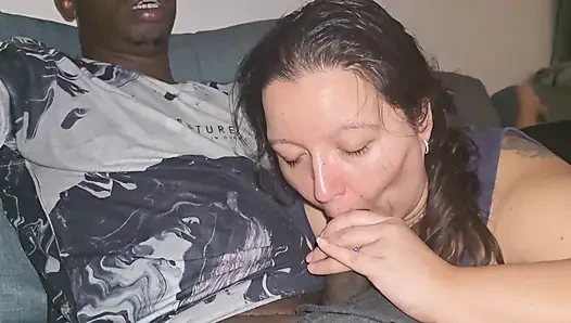 Сосет, поглаживая большой черный член, кончает во рту, стонет и стонет