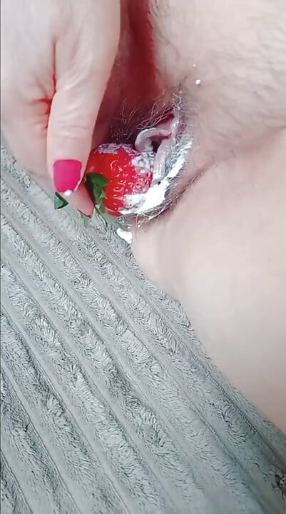 Sabrinahole, erdbeere, banane, sauersahne und ein neues riesiges spielzeug in ihrem saftigen pfirsich