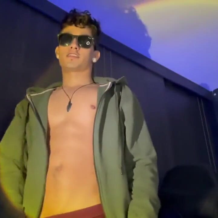 I Get Horny While Doing a Live Broadcast and Masturbate Myself Until Cum