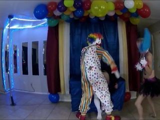 Porrstjärnan komedi visar pervy clown show