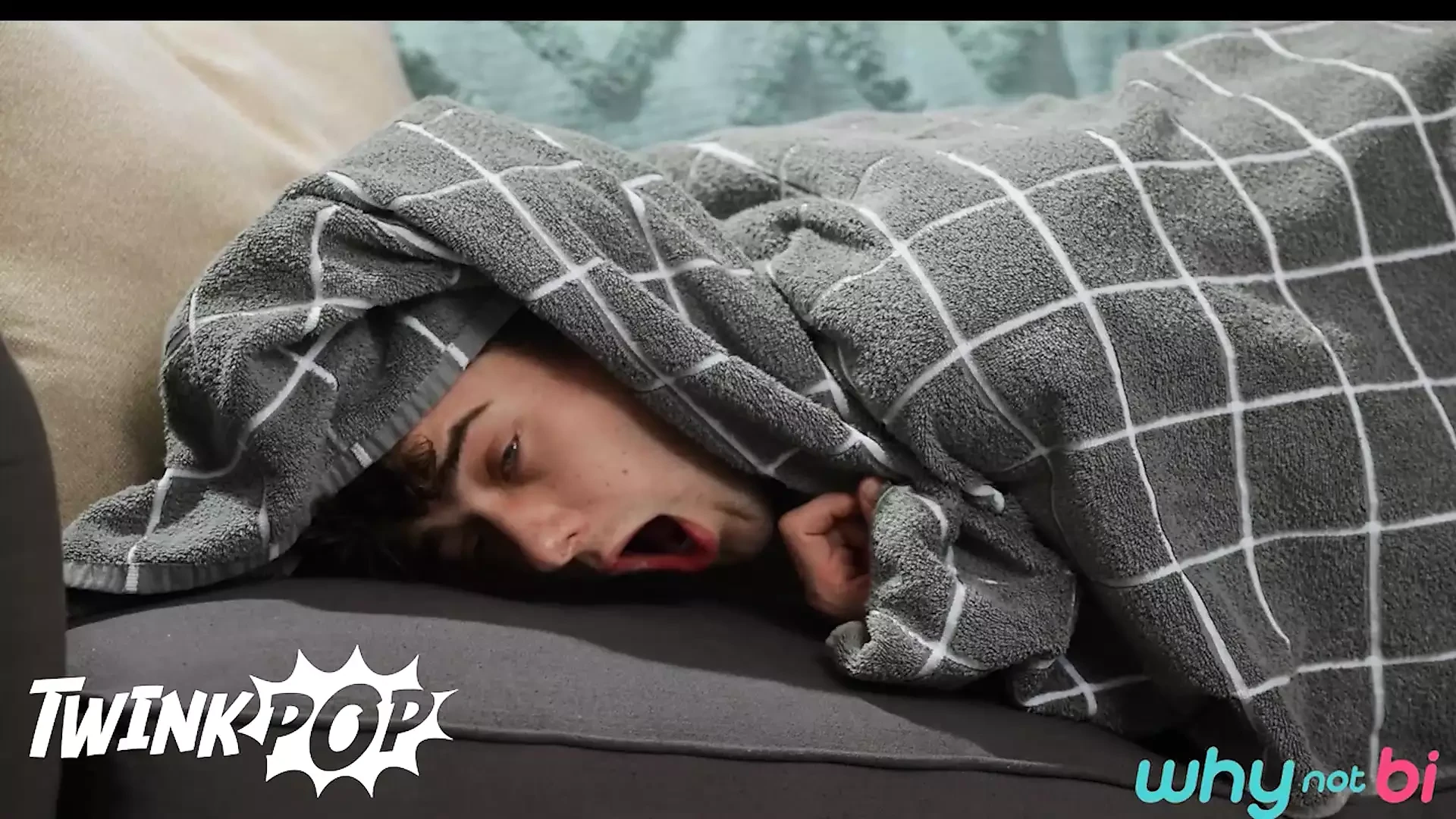 Joey Mills se ascunde sub pătură astfel Trevor Brooks fute fundul în loc de jucărie de plastic - TWINKPOP