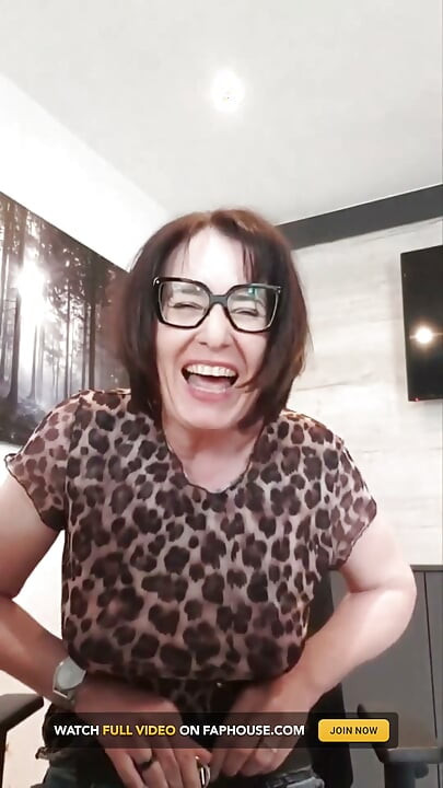Julie nua no escritório