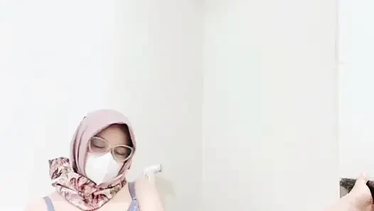 Hijab tobrut playing in the bathroom