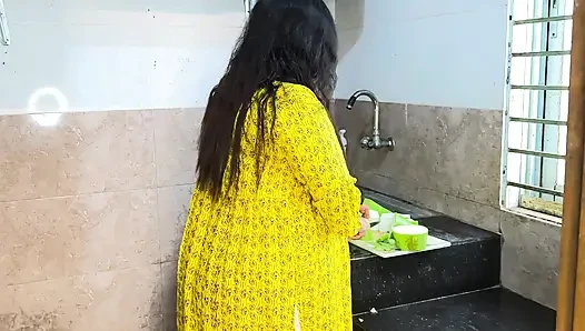Tiba-tiba aku ngentot ibu mertuaku waktu dia lagi cutting kari di dapur - seks kasar sama desi