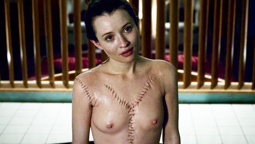Emily Browning escenas en topless