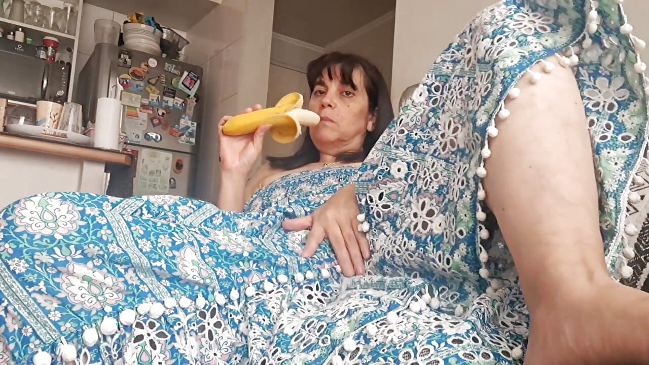 扶手椅上的继母抚摸她的阴户