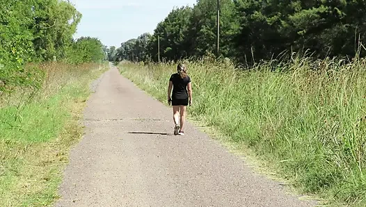 Patricia melucuti pakaian di bawah sinar matahari musim panas