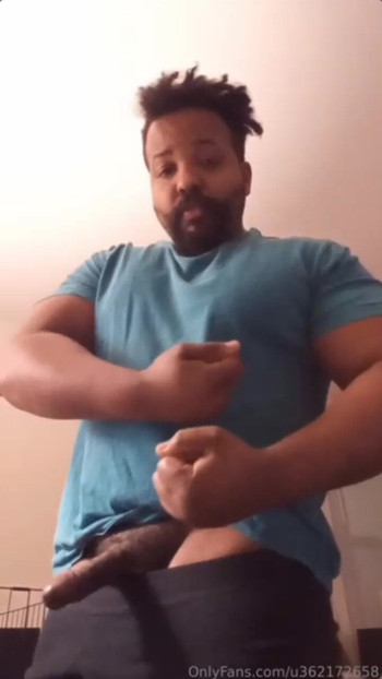 Seksi bradati mještanac pokazuje svoj