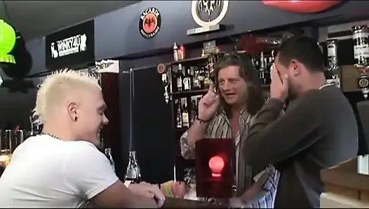Reifer schwanz in sexy blonden schätzchen mit dicken möpsen ... Orgie-party im pub