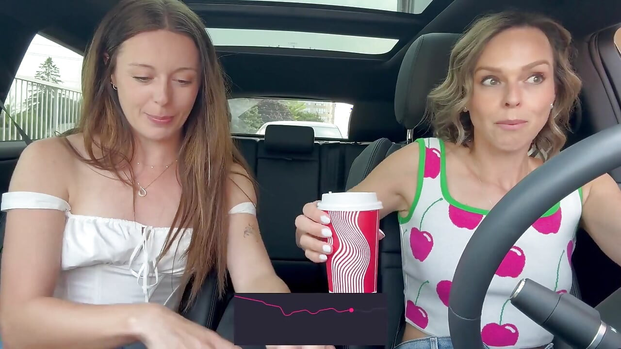 Η Nadia Foxx και η Serenity Cox χρησιμοποιούν πλούσιους τηλεχειριζόμενους δονητές σε μια κίνηση Thru & Cumming Hard