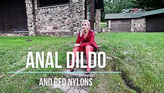 Büyük lastik dildo ile açık havada anal sikiş