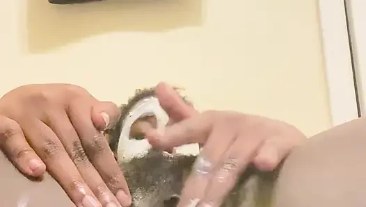 Duş banyo yaparken son derece azgın (çok kötü boşalmam gerekiyordu!)