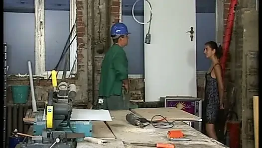 Cewek jerman yang menarik mencoba muncrat di bengkel