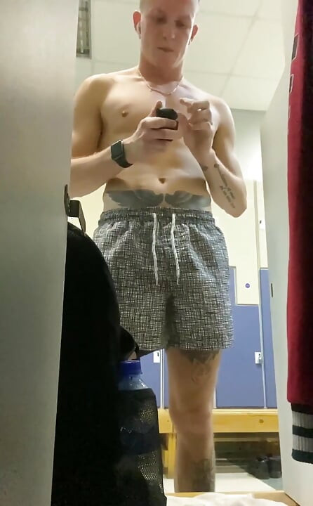 经过非常激烈的锻炼, 我在更衣室里脱衣服, 变得有点饥渴