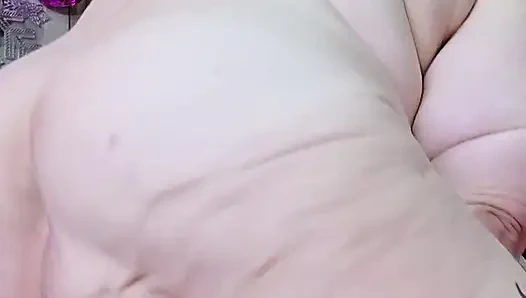 Ağzına sürtüyor fahişe canavar gibi yarağı ağzına alıyor ve boşalıyor