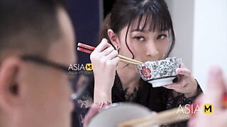 Modelmedia Asia - La femme d'un collègue est trop excitée - Yue Ke Lan - MD-0196 - Meilleure vidéo porno originale d'Asie