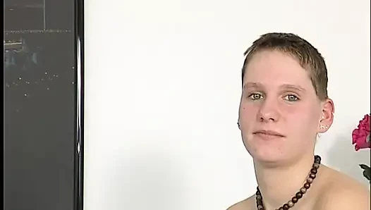 Büyük memeli kısa saçlı esmer büyük yarağı yalıyor