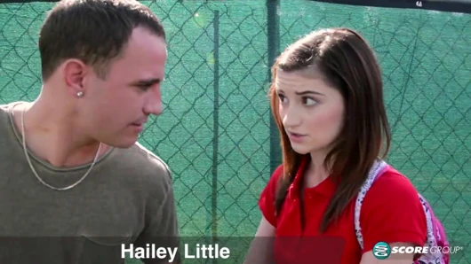 Schulmädchen hailey little bekommt ihre private schul-muschi