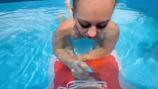 Минет, дрочка в публичном бассейне