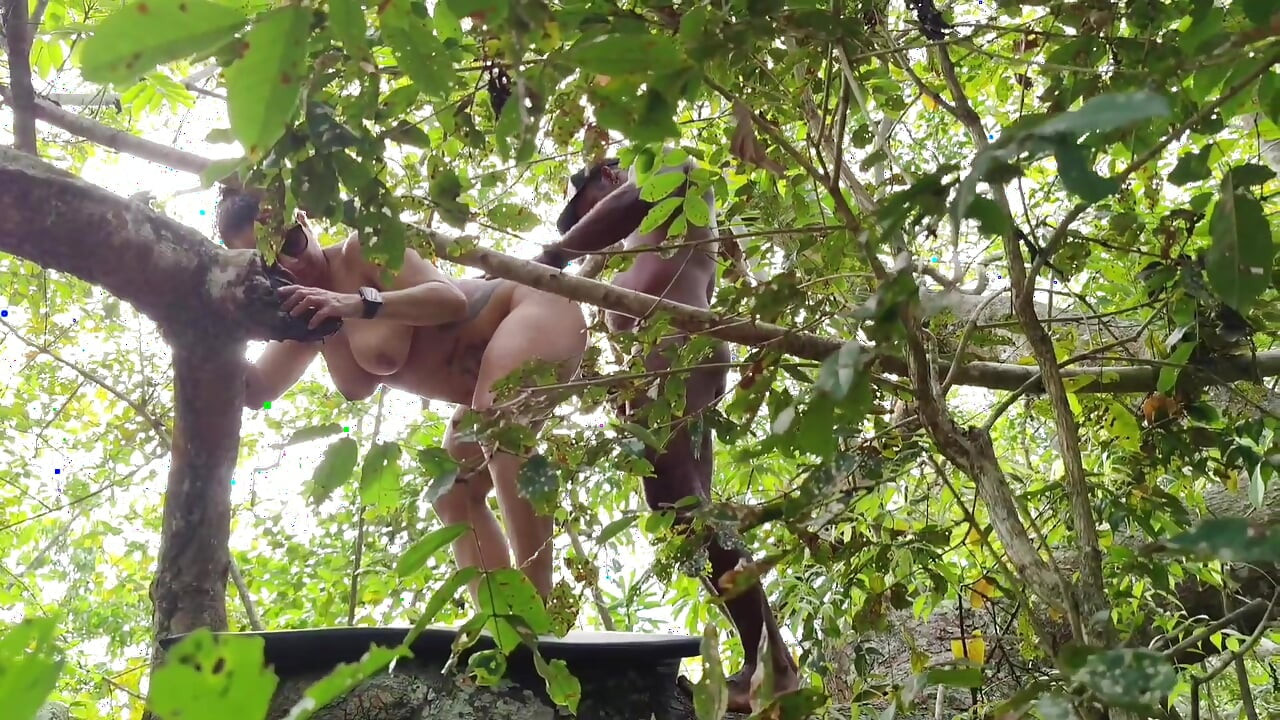 FRIEND I CAUGHT IT IN THE FOREST AND I PUT MY COCK VERY HARD GIVING A SIP INSIDE MY ASS