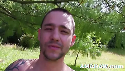 Esmer küçük memeli bebek Mia Moore tarlada anal sikişiyor