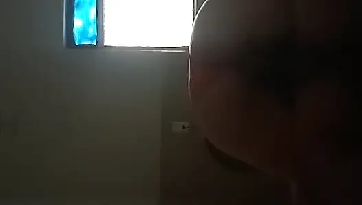 Eva lagi nggak tahan lagi, kami pergi ke motel murahan untuk ngentot