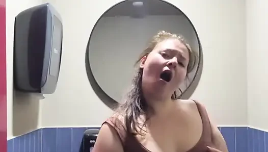 Pawg masturbasi di kamar mandi umum