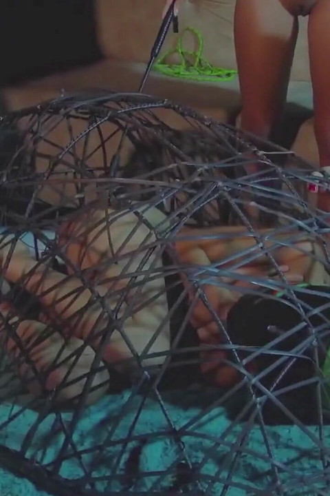 شاهد ونحن نربطها ونتنمر على GGmansion الخاص بها