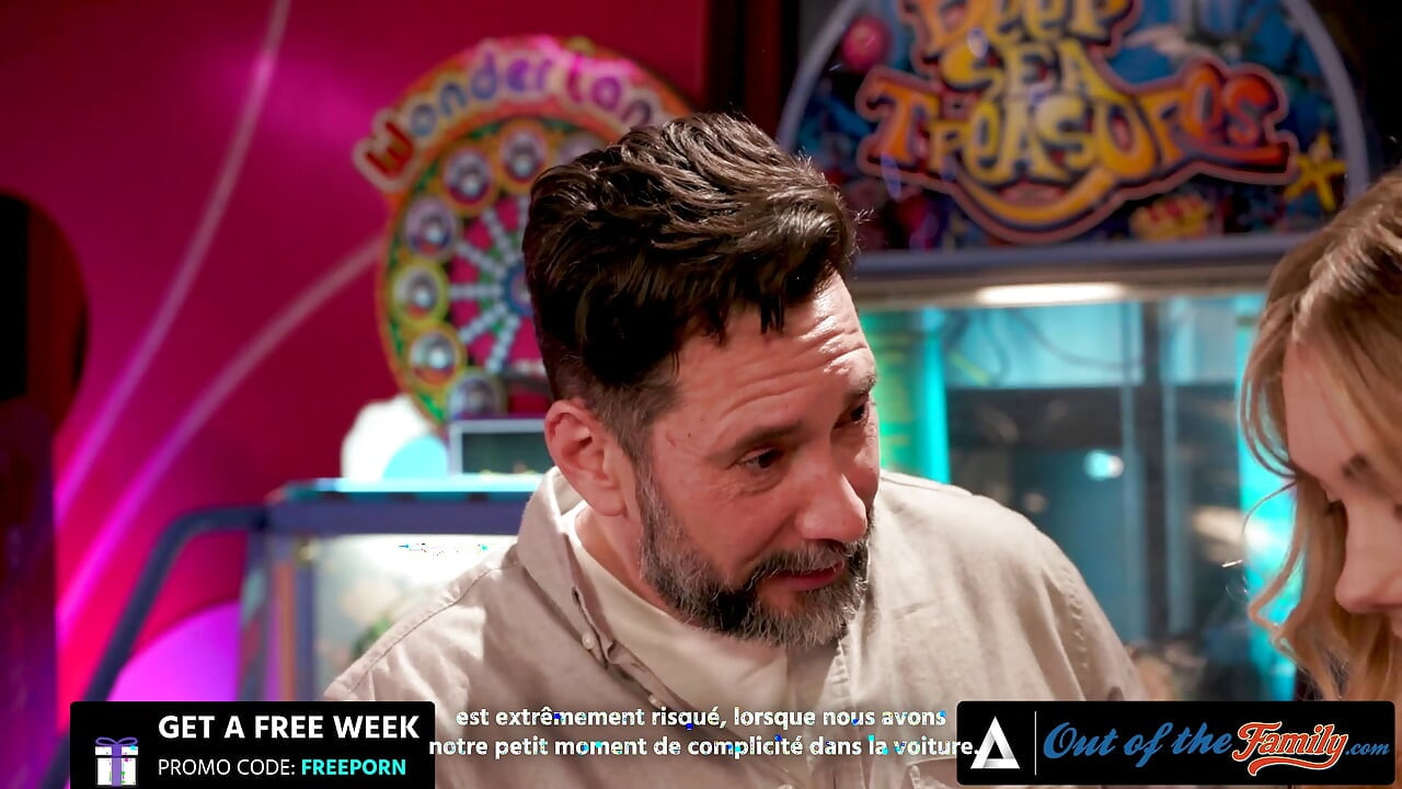 OUT OF THE FAMILY - 性感少女Sky Pierce深喉她继父的鸡巴法语字幕