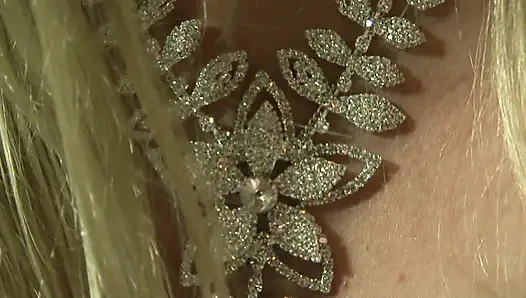 Gelinlikli esmer hatun sert sikiliyor