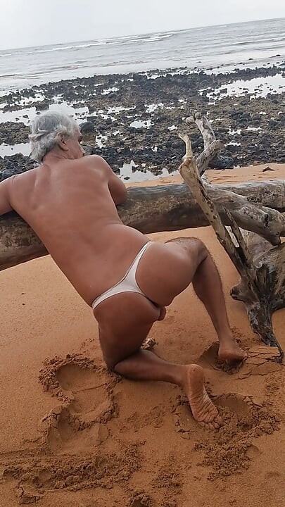 Ladysilva przebrana za kobietę na plaży w stringach, pokazując swoją gorącą dupę