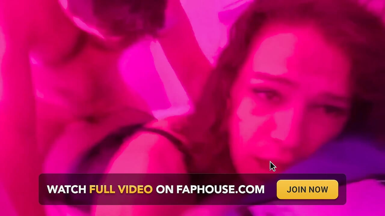 Πανέμορφο Goth T-Girl γαμήθηκε σκληρά σε ροζ φως με κατάποση χύσιων