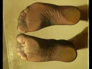 Ступни ступней Розовые пальцы ног в черных и коричневых нейлоновых носках